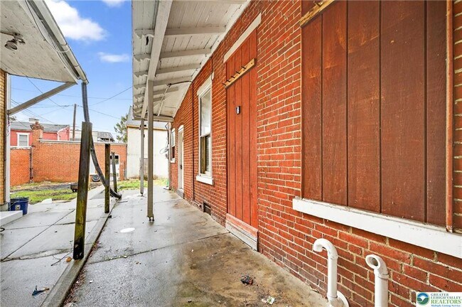 Building Photo - 1139 Linden St