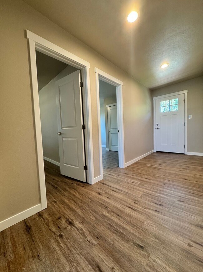 Building Photo - Available Now! 3 Bed/1.5 Bath Close to Downtown Lodi