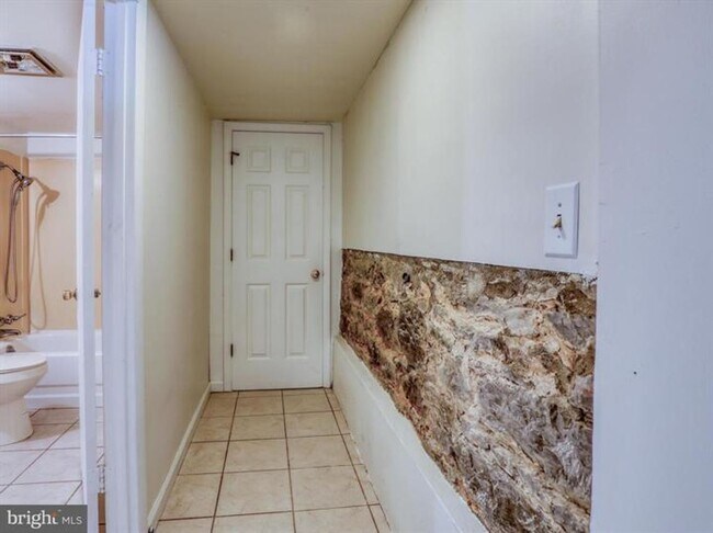 Building Photo - 103 N Church St