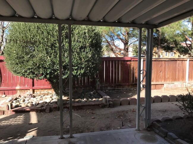 Building Photo - 3 BEDROOM, 2 BATH VICTORVILLE HOME. COMMUT...