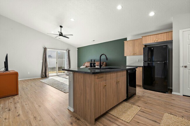 Building Photo - 16372 Whitley Ave