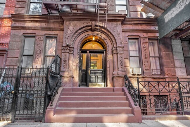 Building Photo - 358 W 45th St