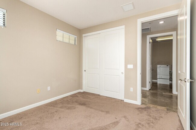 Building Photo - 7297 N Scottsdale Rd