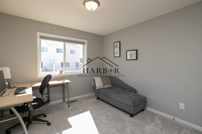 Building Photo - Contemporary 3 Bedroom Towhome in NW Roche...