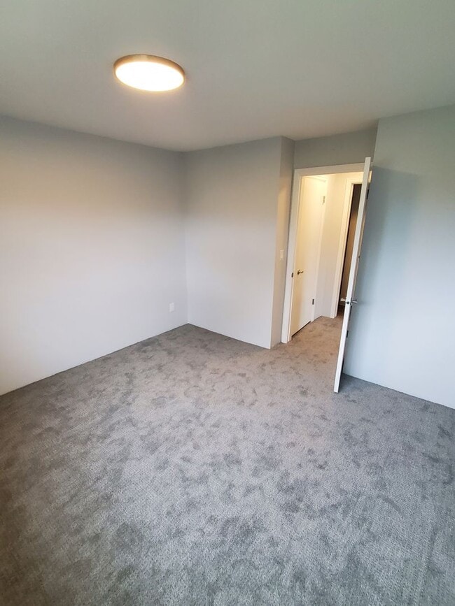 Building Photo - Recently Updated and Spacious 1B / 1B Available for June!