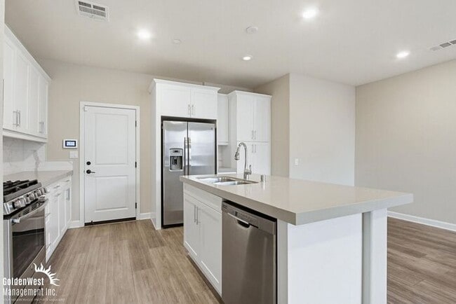 Building Photo - Bright & Modern 3Bdm 2Ba Townhome in Vista!