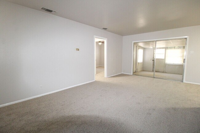 Building Photo - 1031 Fabulous Dr