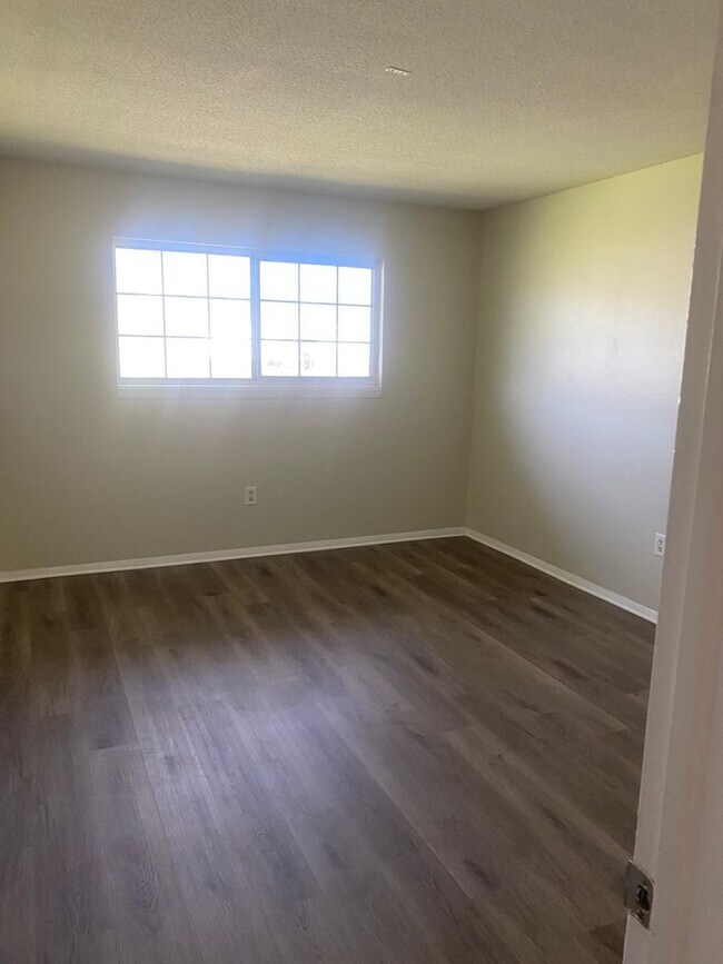 Building Photo - ? Beautiful and move-in ready condo!