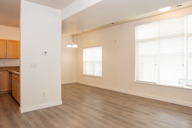 Building Photo - Incredible upper level 2 story condo