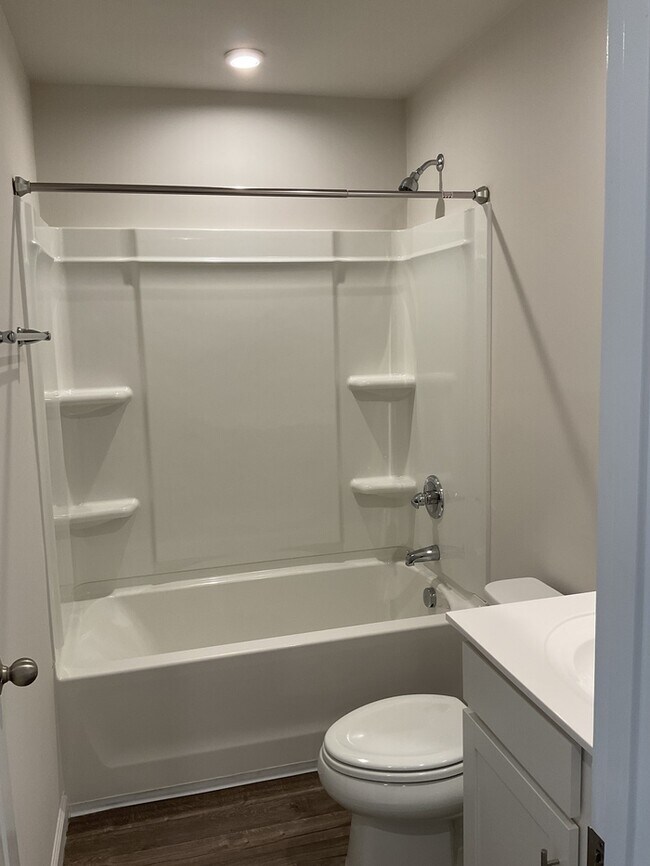 Building Photo - 3 bed, 2.5 bath end unit townhome!