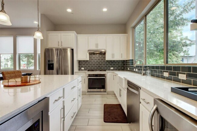 Building Photo - 2114 Philomena St