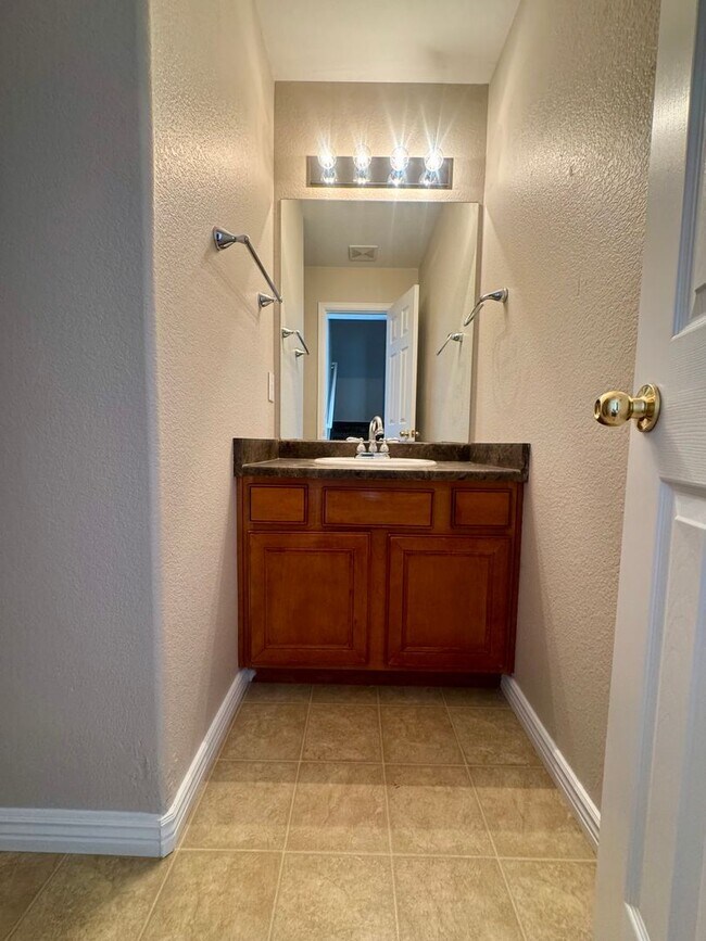 Building Photo - 3 Bedroom Home Close to Military Installations