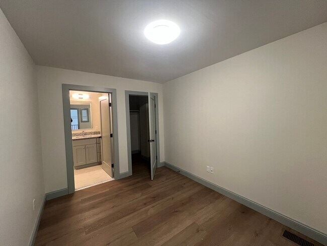 Building Photo - 160 Seabury St