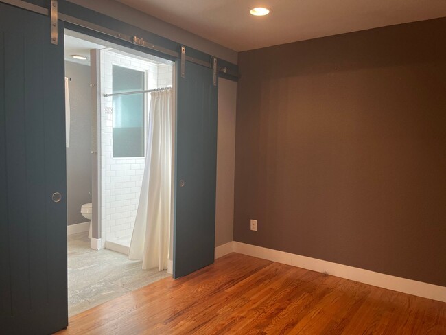 Building Photo - Beautiful 2 Bedroom + 2 Bonus Rooms, 3 Bat...