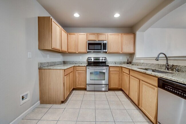 Building Photo - COMING SOON! CHARMMING 2 BEDROOM TOWNHOME ...