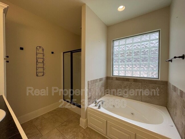 Building Photo - 10950 Hillpark Ave