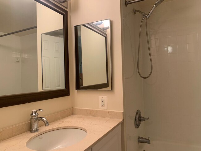 Building Photo - Rarely Available Penthouse 1BD/1BA in Gros...