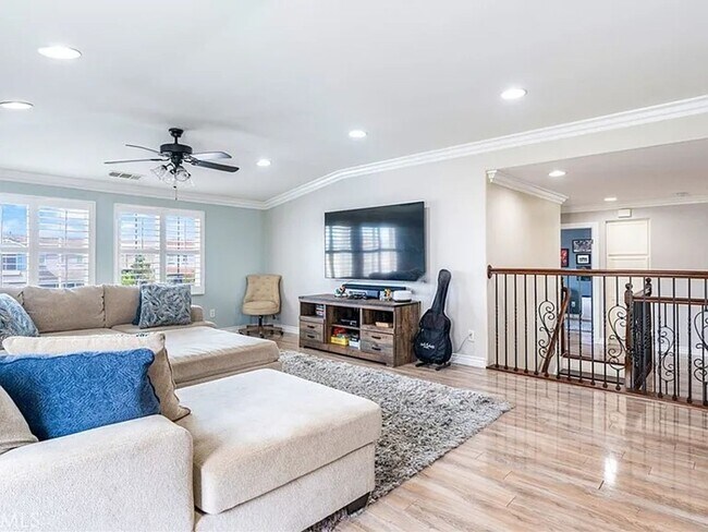 Building Photo - Absolutely Stunning home in Eastvale & loc...