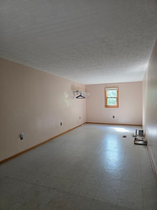 Building Photo - 3 Bedroom 1.5 Bath Mobile Home. Please read Description!