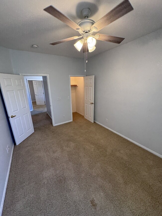 Building Photo - Centennial Hills 4-bedrooms with 2.5 bath