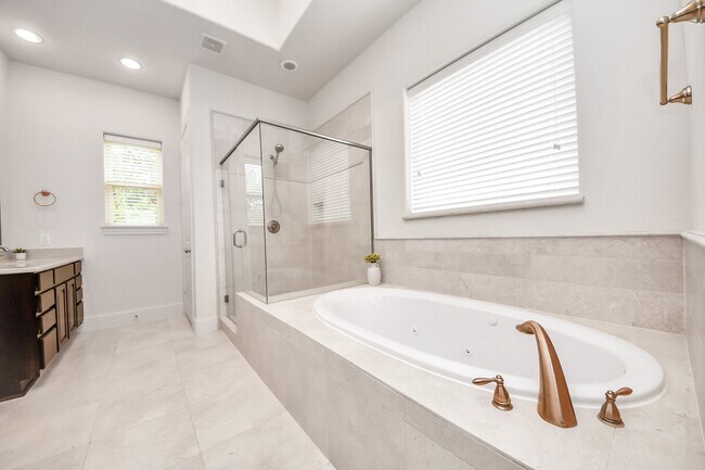 Building Photo - 8926 Lakeshore Bend Dr
