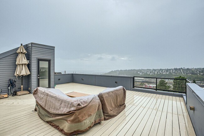 Building Photo - Queen Anne Home