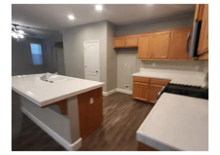 Building Photo - 1750 Bella Lago Dr