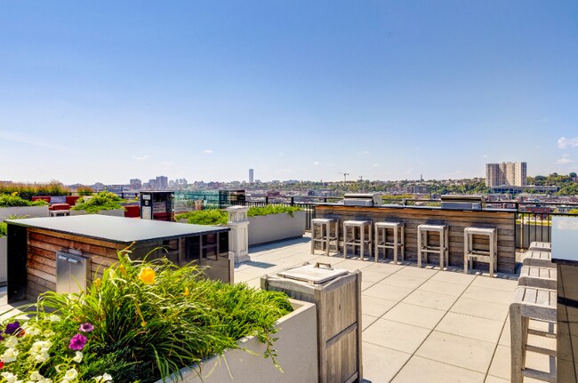 Building Photo - 1100 Maxwell Ln