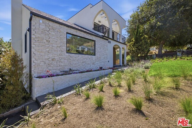 Building Photo - 3926 S Ridgeley Dr