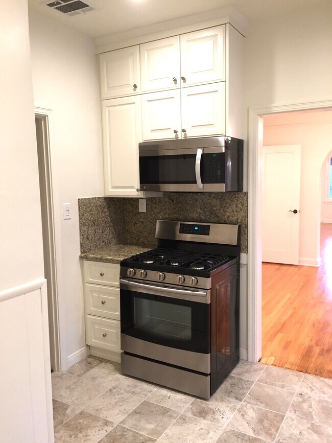 Building Photo - 1106 S Doheny Dr