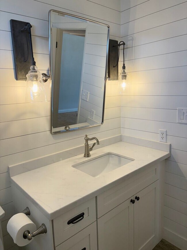 Building Photo - **STUNNING 3 BEDROOM/2 BATHROOM FULLY RENO...