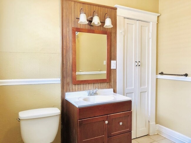 Building Photo - ROMANTIC DETAILS & a Cottage Feel! 3 Bedro...