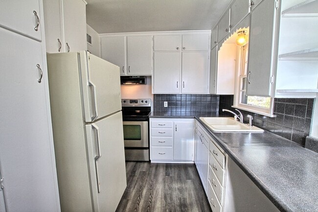 Building Photo - 2 bed 1 bath Englewood home with 2 car gar...
