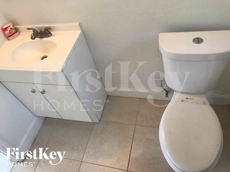 Building Photo - 3057 SW 2nd St