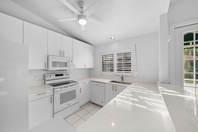 Building Photo - Annual Rental in Briarwood - 3 Bed 2 Bath Condo