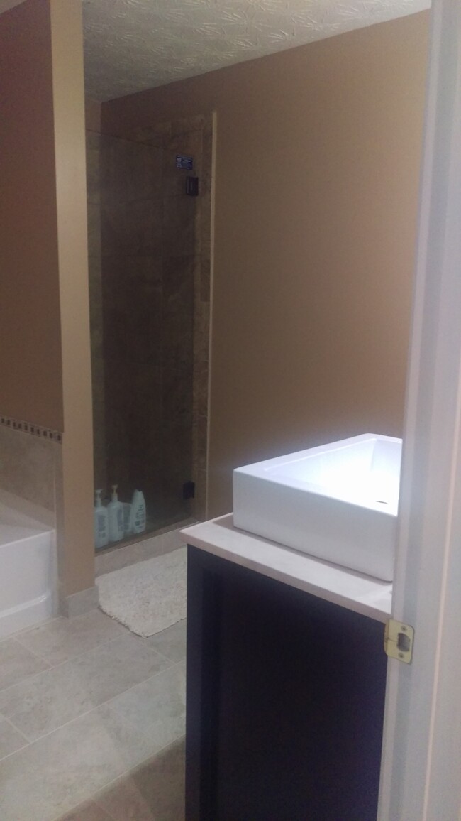 SEPARATE SHOWER &amp; TUB - 325 parc river blvd