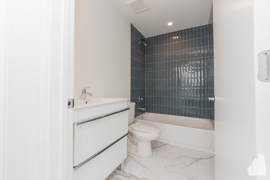 Building Photo - 2534 W Fullerton Ave