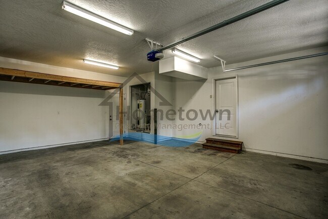 Building Photo - 3 Bedroom 2.5 Bathroom Custom Craftsman w/...