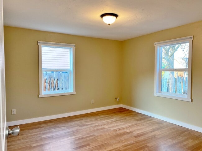 Building Photo - Updated 2 Bedroom