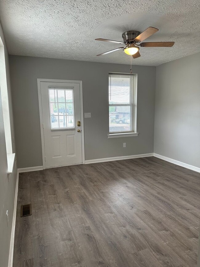 Building Photo - Adorable 2 bedroom, 1 1/2 bath duplex with...