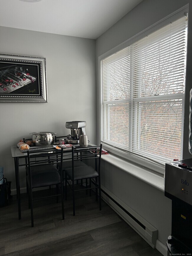 Building Photo - 42 Valley Dr