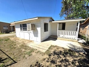 Building Photo - Remodeled 2 Bedroom 1 Bath Home