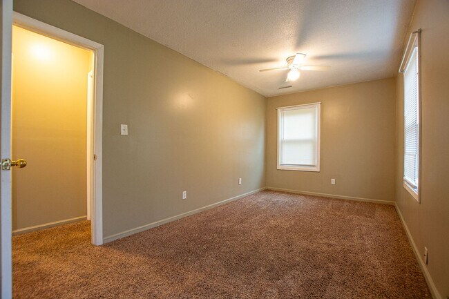 Building Photo - 2 Bedroom / 1.5 Bath Home in Carter Lake!