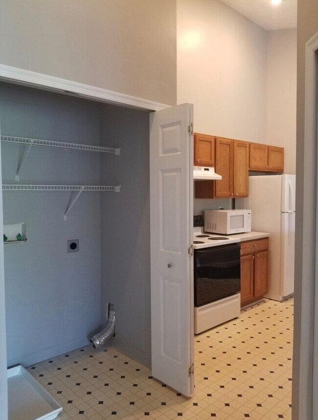 Building Photo - 2 bedroom condo