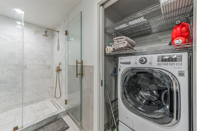 Building Photo - DOWNTOWN AUSTIN CONDO ON RAINEY STREET!! 1 BEDROOM 1 BATH - FULLY FURNISHED