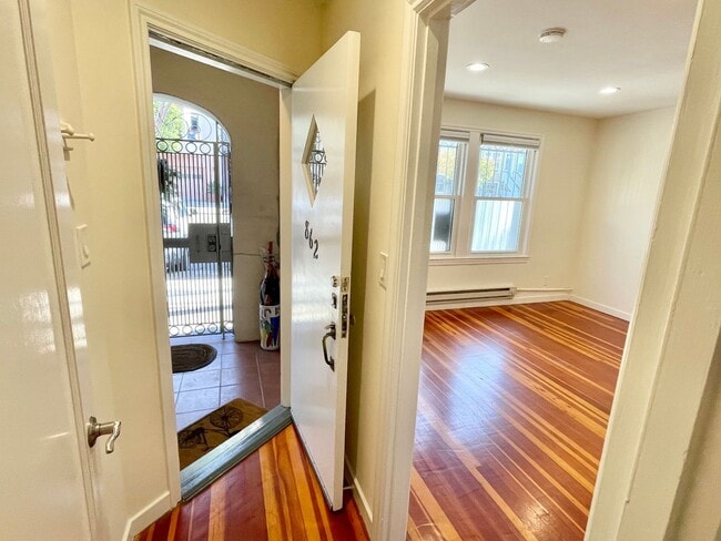 Building Photo - 1BR/1BA Remodeled Garden Unit! Charm Galor...