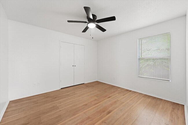 Building Photo - 702 Lowe Dr
