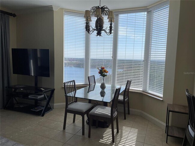 Building Photo - 13427 Blue Heron Beach Dr