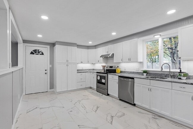 Building Photo - 18 1st St