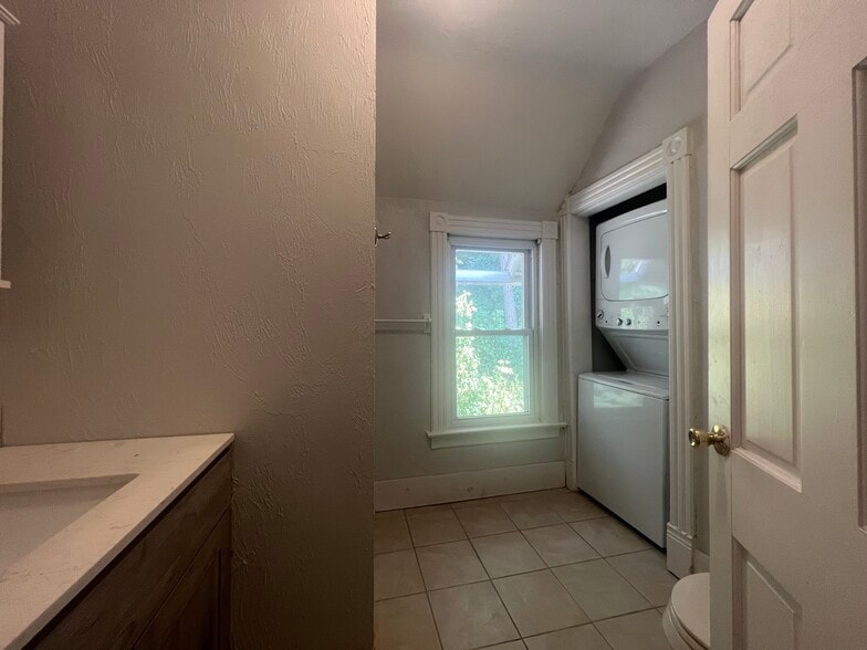 Laundry/Bath - 119 S 6th St